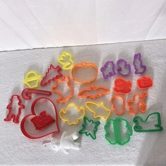 5/$35 Colorful Cookie Cutter Lot 23pcs - Picture 6 of 6